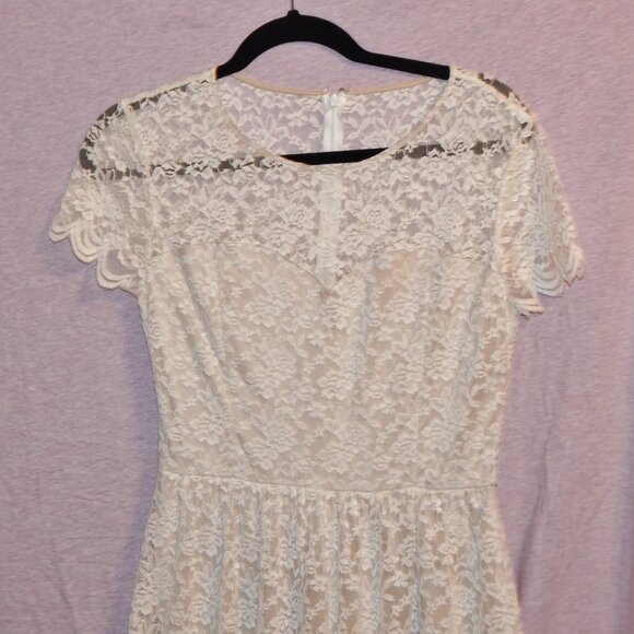Express Cream Lace Overlay With Cap Sleeves Dress Size 6 - Picture 2 of 4